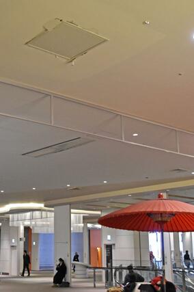 北海道千歳市の新千歳空港国内線ターミナルビル４階の天井にできたひび＝９日午前