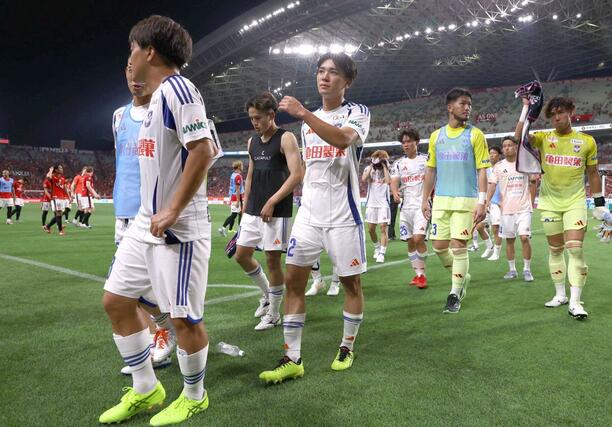 浦和に０－１で敗れ、スタジアムを後にする新潟の選手たち＝埼スタ