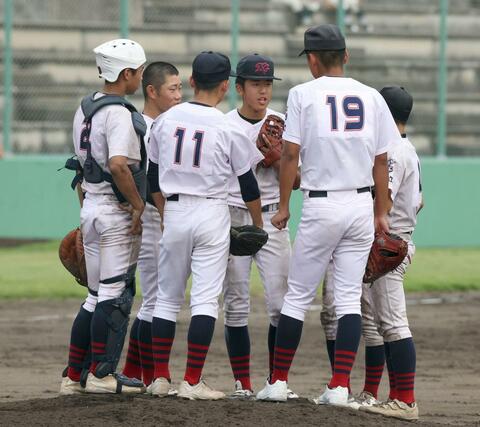 村上桜ケ丘－開志学園　８回のピンチでマウンドに集まる開志学園の選手たち＝新発田市五十公野