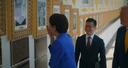 　「自動署名装置（オートペン）の写真を見て口に手を当てる高市首相（米ホワイトハウスのホームページの動画から）」