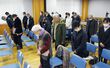 会の冒頭に、名立機雷爆発事件の犠牲者らを追悼し、黙とうする「名立・平和を願う日」の参加者=3月10日、上越市名立区