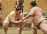 ぶつかり稽古で汗を流す大の里（左）。相撲を取る稽古を再開した＝茨城県阿見町の二所ノ関部屋
