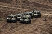 レバノン南部に展開するイスラエル軍の車両や戦車=13日(ゲッティ=共同)