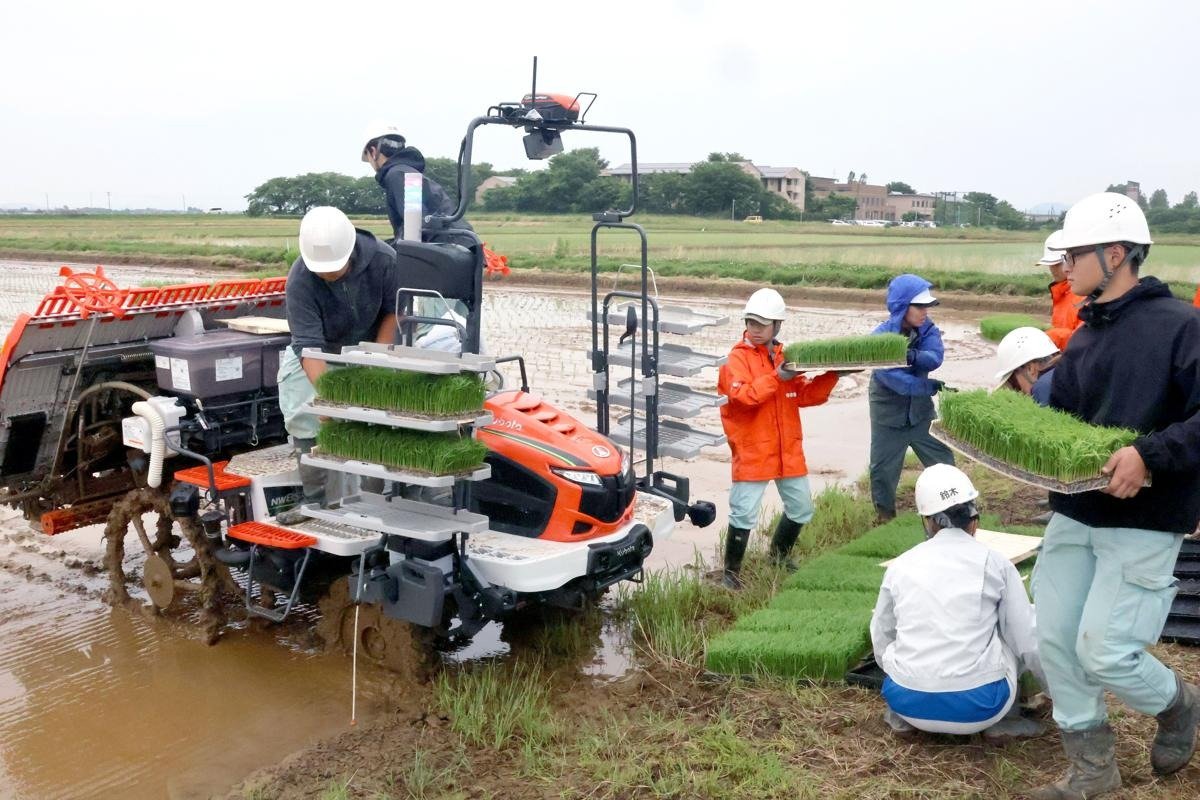 担い手不足解消へ頼もしい助っ人⁉ロボット田植え機が無人で苗を 