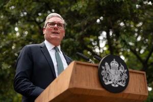 演説するスターマー英首相=1日、ロンドン(Carl Court/PA通信=共同)
