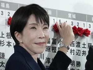 当確者の名前にバラを付ける自民党総裁の高市早苗首相=2026年2月8日、東京・永田町の党本部