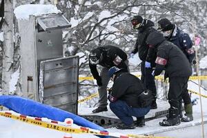 事故があったスノーエスカレーターのベルト巻き取り口付近で、現場検証をする捜査員ら＝１月、北海道小樽市