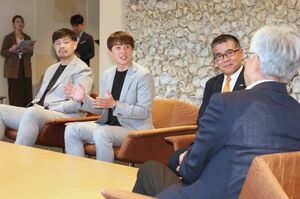シーズン終了を報告する五十嵐圭選手（左から２人目）ら＝１６日、アオーレ長岡