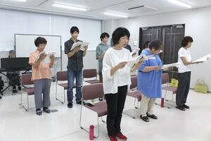 被爆者の手記や詩をもとにした朗読劇の練習をする「葛の葉」の団員ら=新潟市北区東栄町1