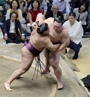 大相撲秋場所12日目、白熊(右)が寄り切りで狼雅に敗れる=9月19日、両国国技館