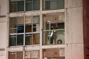 火災があった県営住宅早通団地＝２２日午後９時半すぎ、新潟市北区早通北５