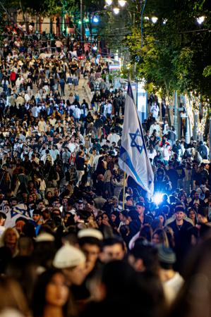 イスラエル独立を祝うために集った人たち=5月、エルサレム(共同)