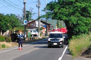 新発田市真野原外の火災現場近く＝１６日午前７時過ぎ