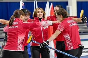 女子プレーオフでノルウェーを破って五輪出場権を獲得し、歓喜する(左から)小林、小谷、吉村、近江谷、小野寺=ケロウナ(共同)