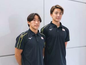 競泳の世界ジュニア選手権から帰国し、取材に応じる大橋信(左)と今福和志=26日、成田空港