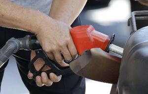 　ガソリンスタンドで給油＝東京都内