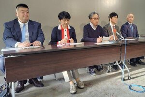衆院の定数削減法案に反対を表明する中山均新潟市議(中央)ら=10日、県庁