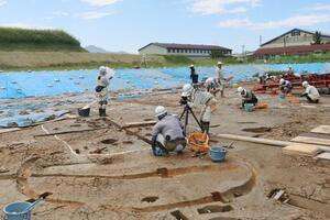 弥生時代後期の遺跡の調査が進む丘江遺跡。竪穴建物の跡などが発見された=柏崎市