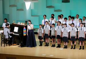 被爆ピアノの音色と歌声が響いた平和祈念コンサート=上越市本城町