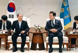 30日、ソウルの韓国大統領府で李在明大統領(右)と会談する日韓議員連盟会長の菅義偉元首相(共同)