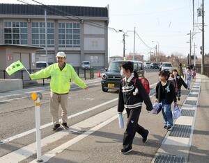 有田小学校周辺で行われた「春のあいさつ運動」=上越市安江
