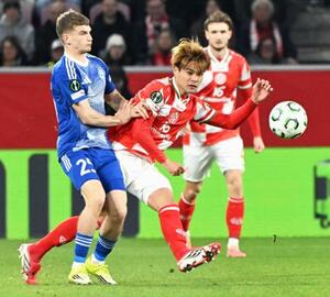 　オロモウツ戦で競り合うマインツの佐野（右）＝マインツ（共同）