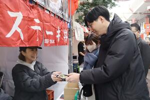 にいがた和牛のグルメを求める人でにぎわう食の陣当日座=2月10日、新潟市中央区古町通7