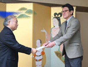 学びの多様化学校設置を米田徹市長に提言した高橋知己委員長(右)=2月3日、糸魚川市役所