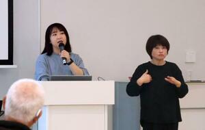 　「東日本大震災・原子力災害伝承館」で震災の経験を語る小泉良空さん（左）と手話通訳の高橋富士子さん＝２４日、福島県双葉町