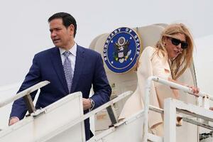 23日、インド・コルカタの空港で、専用機に搭乗するルビオ米国務長官(左)(AP=共同)