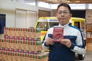 　「スズキ食堂　インドベジタリアンレトルトカレー」を企画したスズキの沖津慎さん。「商品化に至るまで試食を重ねました」と話す＝浜松市のスズキ歴史館