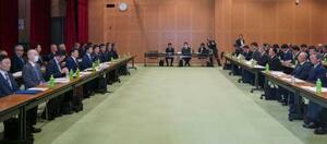 　高機動ロケット砲システム「ハイマース」射撃訓練の複数回実施を巡り、協議する防衛省の職員ら（左）と地元自治体の首長ら＝２０日午後、静岡県御殿場市