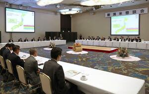 JA全農県本部が2025年産米の販売方針を卸業者に説明した新潟米懇談会=9日、新潟市中央区