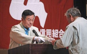 こむすびリノベ36の認定業者に認定証を手渡すゆきぐに信用組合の小野澤一成理事長=南魚沼市塩沢