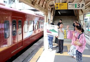 妙高高原駅まで乗り入れた観光列車ろくもんを歓迎する市民ら=妙高市田口