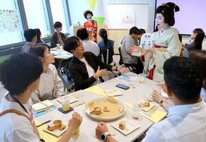 古町芸妓との交流を楽しんだＫＡＩＫＯＵの参加者＝１６日、新潟市中央区