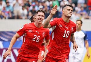 スイス―ボスニア・ヘルツェゴビナ 試合終了間際、チーム4点目となるPKを決め喜ぶスイスのシャカ(右)=ロサンゼルス(ロイター=共同)
