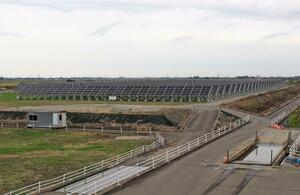 本格稼働を開始したクリーンセンター舘野メガソーラー発電所=燕市舘野