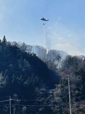 山梨県大月市で発生した山林火災=2月