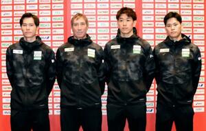 中国への出発前に取材に応じるバレーボール男子日本代表の石川祐希(左から3人目)、ティリ監督(同2人目)ら=7日、羽田空港