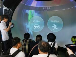災害発生時の避難行動を体験できる映像を見る来場者=5月、大阪市此花区の夢洲
