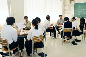 建設関連企業の社員と高校生らによる座談会=加茂市神明町2