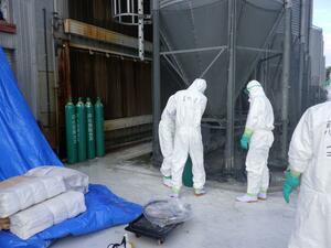 １１月に鳥インフルエンザの感染が発生した胎内市の養鶏場での防疫作業（県提供）