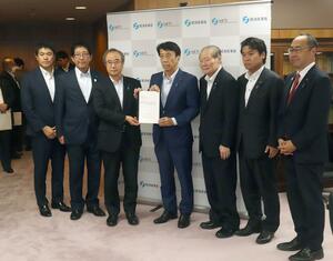 斎藤健経済産業相に要望書を手渡す花角英世知事=6月13日、東京・経済産業省