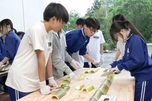 幼竹を使ったメンマ作りを体験する田上中の3年生ら=田上町原ケ崎新田(画像の一部を加工しています)