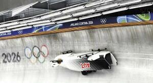 　ボブスレー男子４人乗り、コースで横転したオーストリアのそり＝２１日、コルティナダンペッツォ（ロイター＝共同）