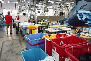 　物価高と人件費増に悩む相模原市のクリーニング会社「エーケー」＝６月
