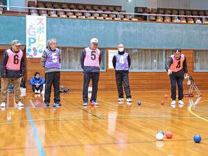 市民向けに開かれたボッチャの大会=柏崎市半田1