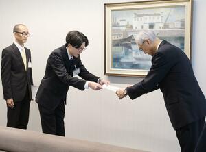 地域おこし協力隊に採用された冨岡恵人さん(中央)と加藤秀明さん(左)=新発田市中央町3