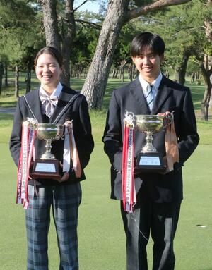 ゴルフ男子個人で優勝した相浦大輝(開志国際)と女子個人優勝の三浦百枝(開志国際)=5月29日、紫雲ゴルフ倶楽部